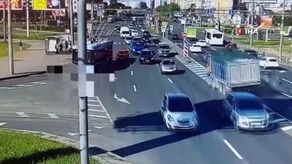 Rusya'da hızla gelen kamyon karşı şeride girdi: 12 yaralı