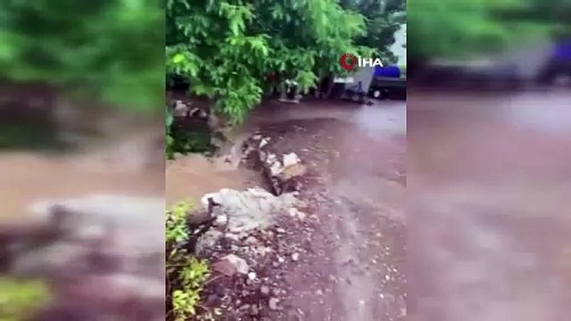 Antalya, Bilecik ve Sakarya'yı yağış vurdu. Araçlar sel sularına kapıldı deniz çamurla kaplandı