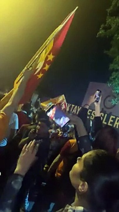 Florya yanıyor. Galatasaray taraftarı şampiyonu bekliyor
