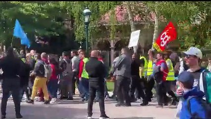 Disneyland Paris çalışanları greve gitti