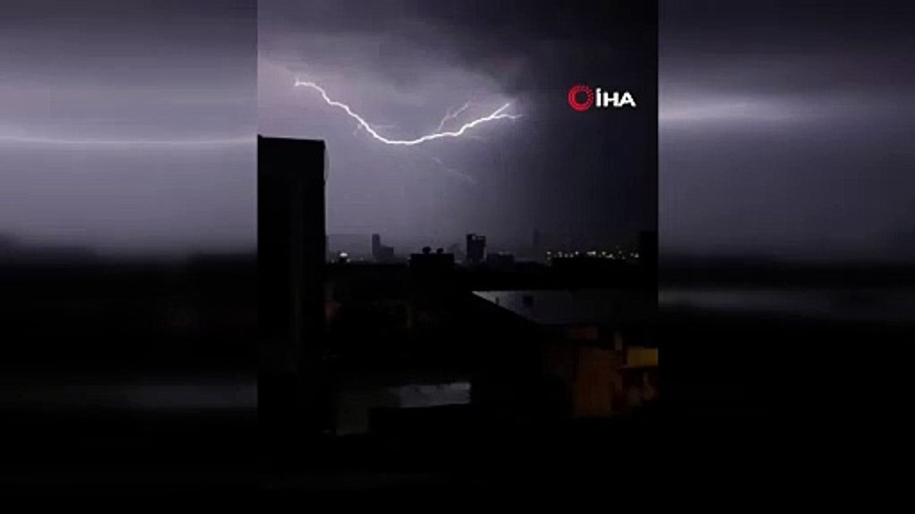İzmir’de yıldırımlar geceyi aydınlattı