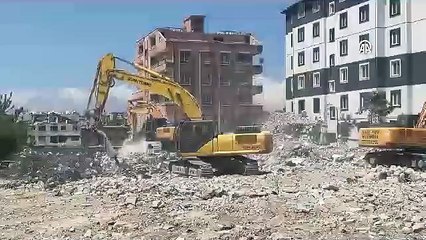 Hatay'da ağır hasarlı binaların yıkımı sürüyor