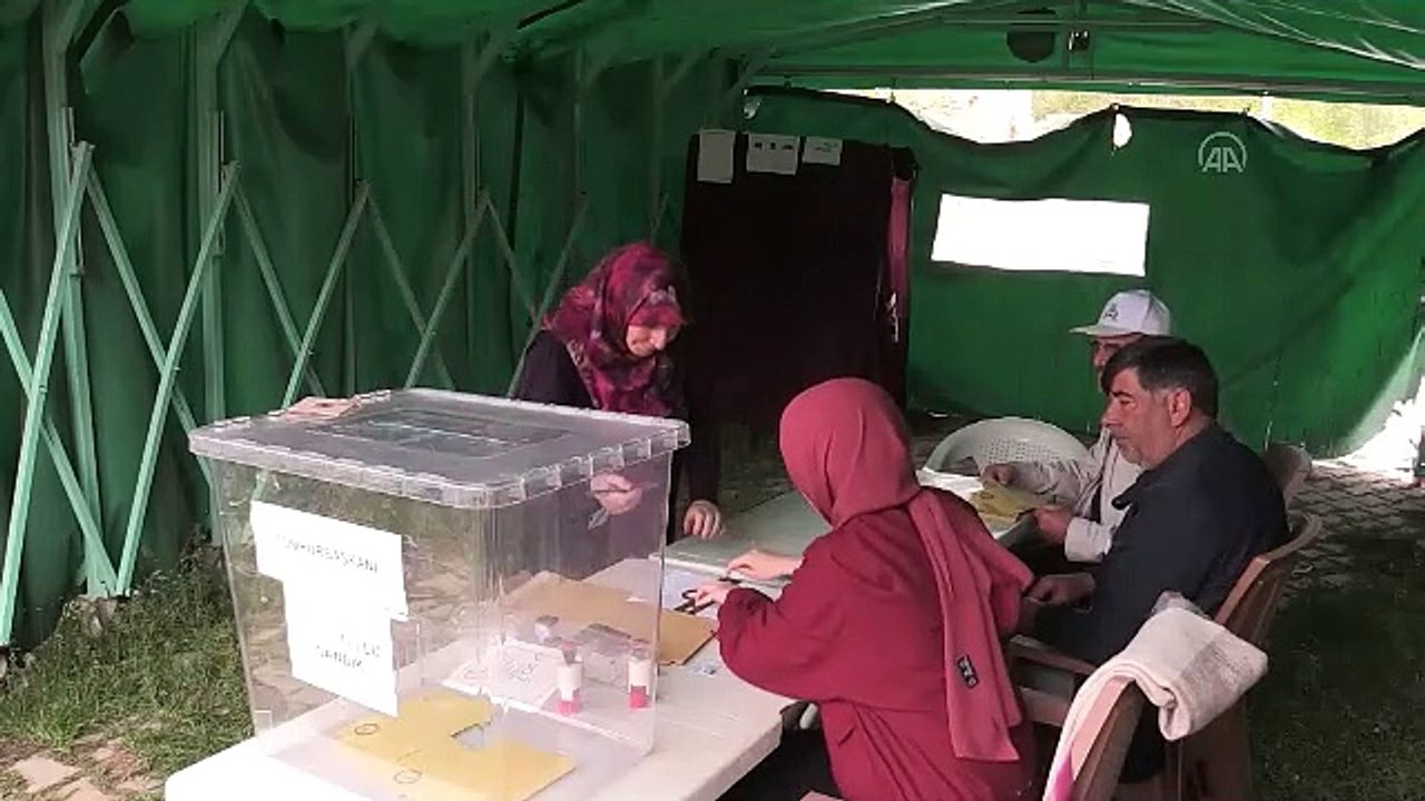 19 seçmenli mahallede sandık başına gittiler