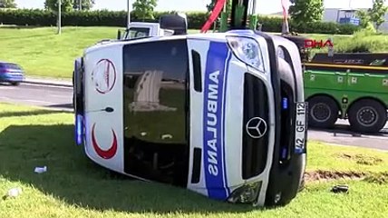 Ambulans refüje çarparak devrildi