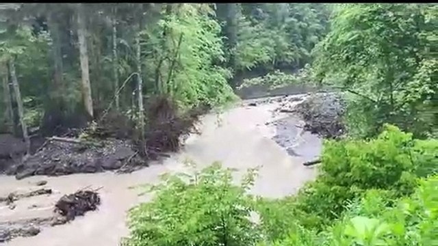 Bolu-Abant kara yolunda sağanak! Yol çöktü, su taşkınları yaşandı