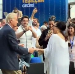 Yeşilçam'ın efsane isimleri Türkan Şoray ve Ediz Hun'un dans ettiği anlar olay oldu. Görenler hayranlıkla izledi