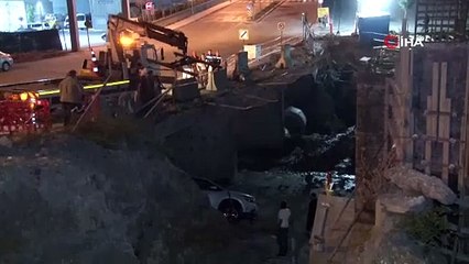 İstanbul'da otomobil dev çukura düştü