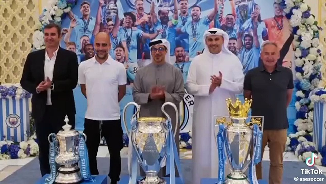 Guardiola kupayı Manchester City'nin sahibi Şeyh Mansur'a teslim etti. Parayla saadet oluyormuş