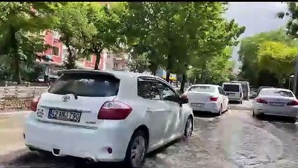 Konya'yı sağanak vurdu: Yollar göle döndü