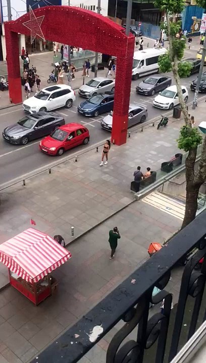 Bu kadını herkes merak ediyor. Bağdat Caddesi'nde her gün 17.30’da yürüyüş yapıyor