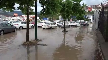 Tokat'ta sağanak caddeleri göle çevirdi