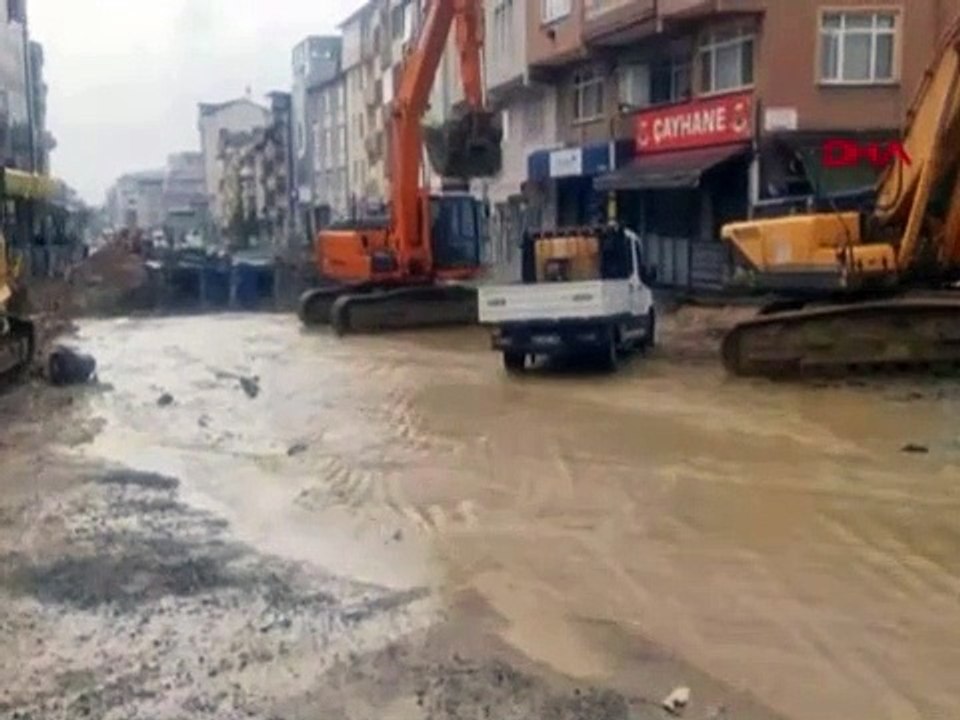 İzmit'i sağanak vurdu. Dere taştı caddeler göle döndü