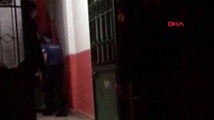 Elinde satırla sokakta bağırarak yürüdü; havaya ateş açılarak yakalandı