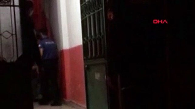Elinde satırla sokakta bağırarak yürüdü; havaya ateş açılarak yakalandı