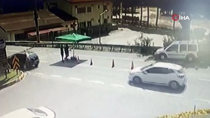 Freni patlayan kamyon kontrol noktasına daldı. Polisler son anda canlarını kurtardı