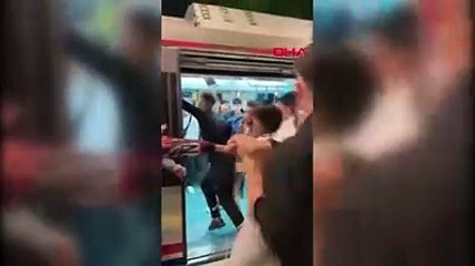 Marmaray'da tekmeli yumruklu kavga