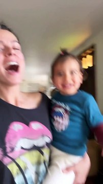 Oyuncu Özge Özpirinçci'nin kızıyla dans videosu olay oldu. Beğeni yağmuruna tutuldu