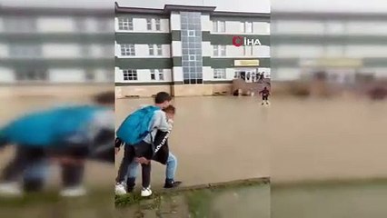 Okul bahçesi sular altında kaldı