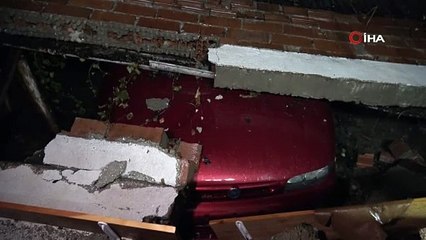 İstinat duvarı çöktü, araçlar altında kaldı