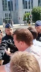 Belçika polisi ayrılıkçı partinin liderine tokat attı