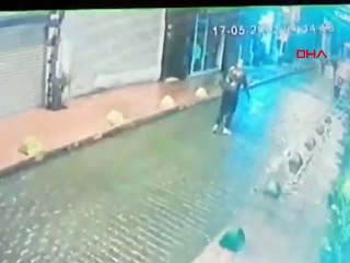 Beyoğlu'nda pala ile turiste saldıran şüpheliler kamerada