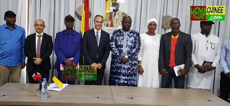 JEUX OLYMPIQUES PARIS 2024 la Guinée officiellement invitée par le président français #Emmanuel_Macron. L'ambassadeur de la France en Guinée, Marc Fonbaustier qui a lui-même remis la lettre d'invitation officielle signée du patron de l'Elysée, au