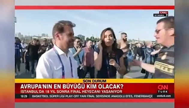 CNN Türk muhabirini öpmelere doyamadılar. Canlı yayında neye uğradığını şaşırdı