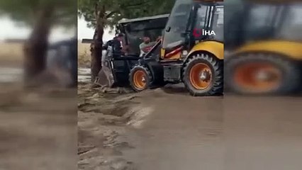 Sel sularını otobüsü sürükledi! Mahsur kalan 28 yolcu iş makineleriyle kurtarıldı