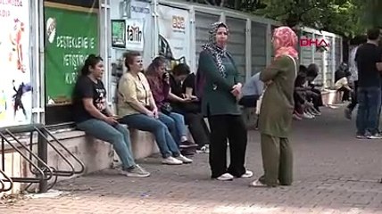 Çocuklar sınavda, aileleri dışarıda heyecan yaşadı