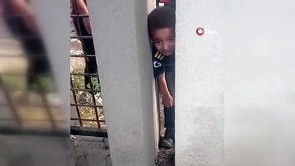 Çocuğun kafası duvara sıkıştı
