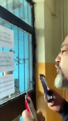 Sandıklara AKP promosyonu dağıttı. Polis uzaklaştırdı