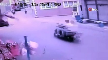 Boş yolda motosiklet ve bisiklet kafa kafaya çarpıştı