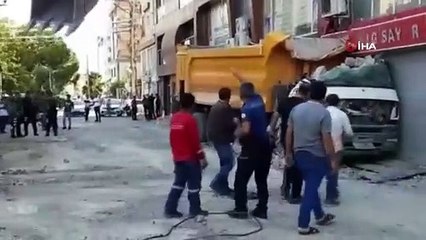 Minare yıkımı caddeyi savaş alanına çevirdi: 1 araç ve 3 iş yeri hasar gördü
