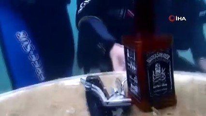 Denizin 5 metre altında saç tıraşı