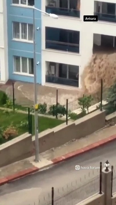 Dehşete düşüren görüntüler: Sel evin içinden geçti