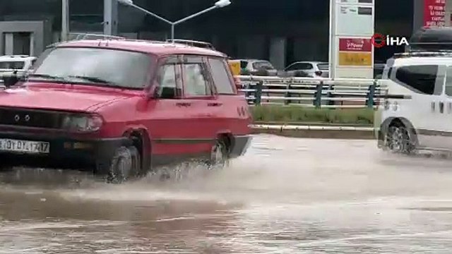 Cadde ve alt geçitleri su bastı