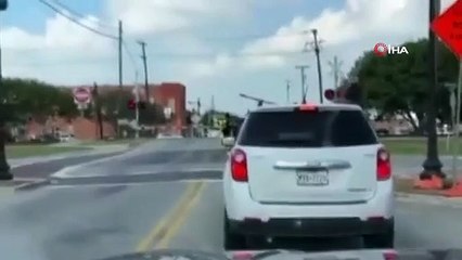 Tren, rayların üzerindeki araca çarptı