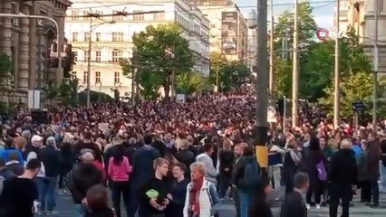 Sırbistan’daki silahlı saldırıların ardından halk sokağa indi
