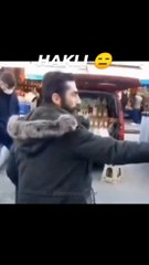 AKP'ye oy verip ucuzluk kuyruğuna girenlere böyle bağırdı: Sıraya girinnn! Günün tıklanma rekoru kıran videosu