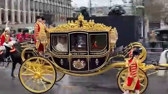 İngiltere Kralı 3. Charles tacını taktı