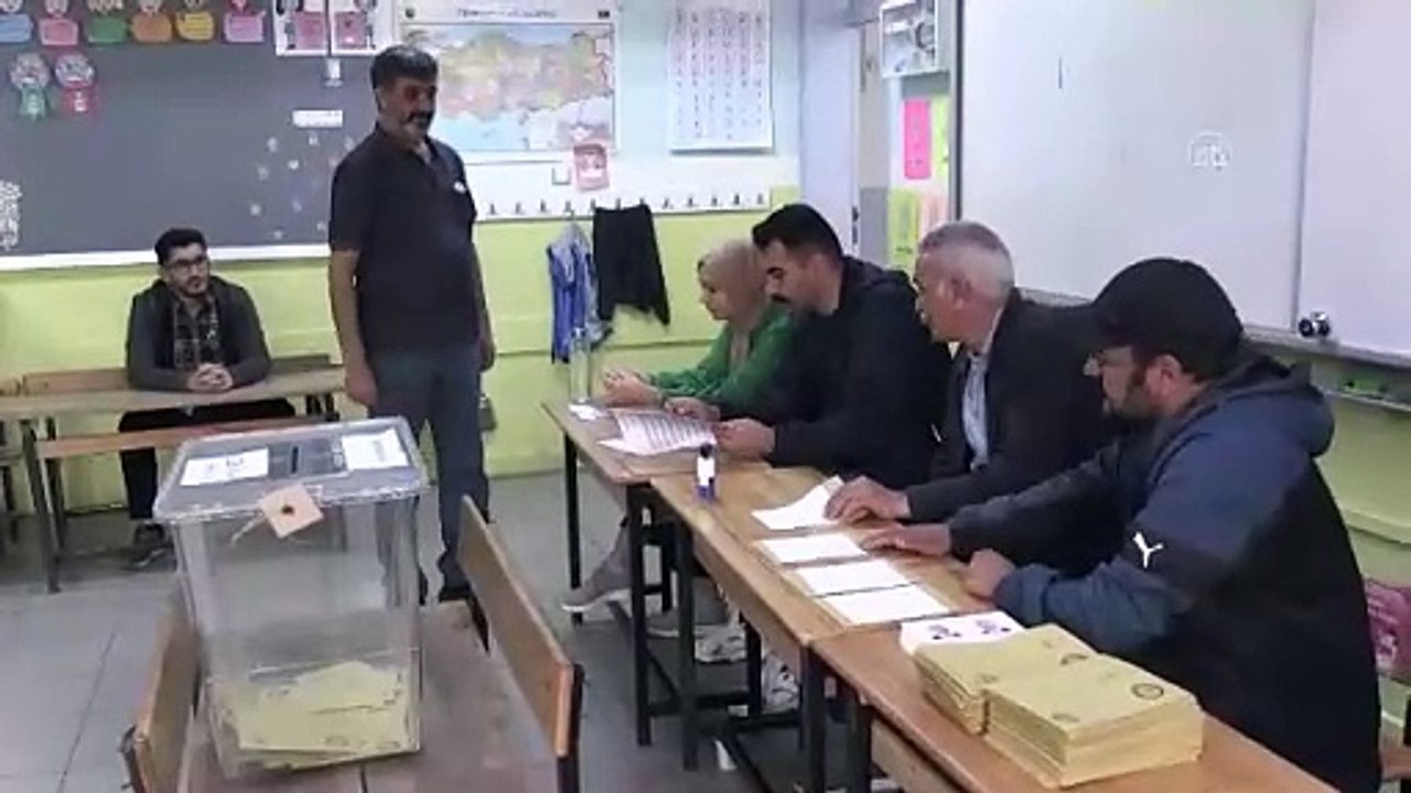 Ağrı'da 12 seçmeni bulunan köy sandığa gitti