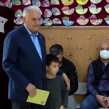 Binali Yıldırım'ın eşi oyunu kime verdi. Oy kabininden geç çıkan eşine Hanım karar veremedin mi? diye sordu