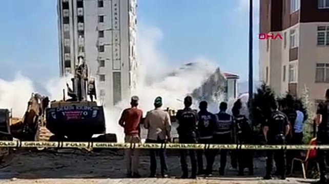 Hasarlı bina, yıkım sırasında sağlam binanın üzerine devrildi; o anlar kamerada