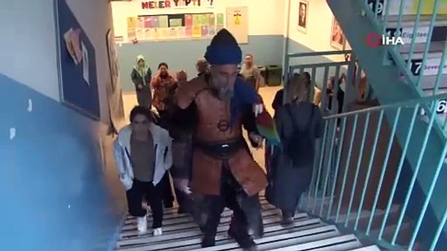 Sandığa papağanıyla gelen vatandaş görenleri şaşırttı