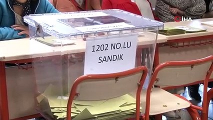 Cumhurbaşkanı Yardımcısı Fuat Oktay Ankara'da oy kullandı