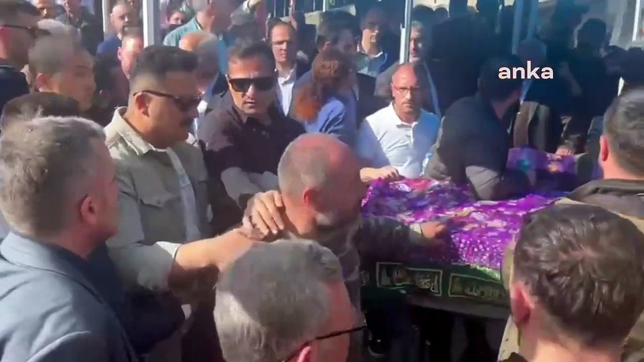 AKP'li Trabzon Belediye Başkanı'na cenazede büyük tepki. Belediyeye ait midibüs devrilmiş, 5 kişi yaşamını yitirmişti