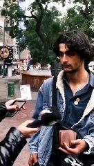 Üniversiteli genç sokak röportajında herkesin hayatını özetledi