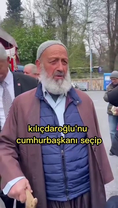 Sosyal medya günlerdir ak sakallı dedenin bu videosunu paylaşıyor: Kılıçdaroğlu'nu seçmeliyiz. Ülke elden gidiyor