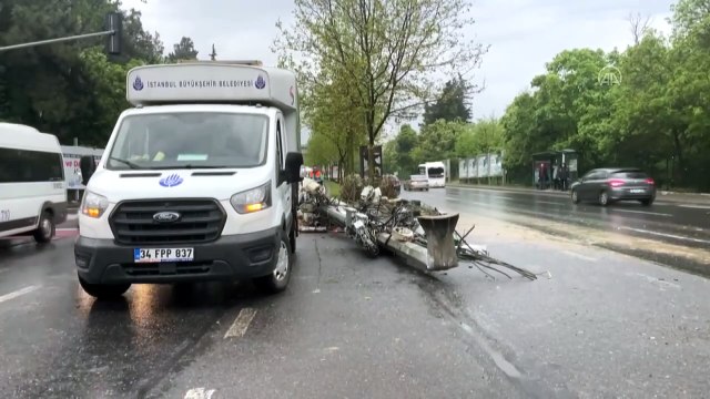 Yağış ve trafik kazaları İstanbul'da trafiği kilitledi