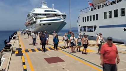 Kuşadası'na 5 kruvaziyerle 7 bin 550 turist geldi